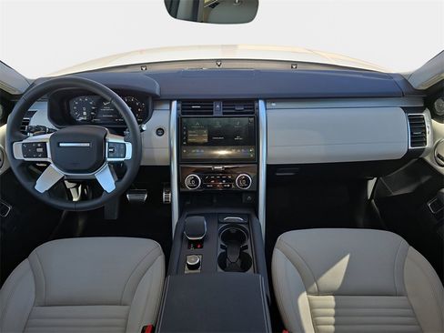 Used 2025 Land Rover Discovery Dynamic SE image 9
