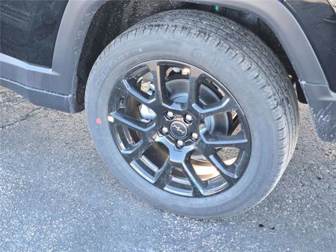 Used 2026 Jeep Compass Latitude image 16