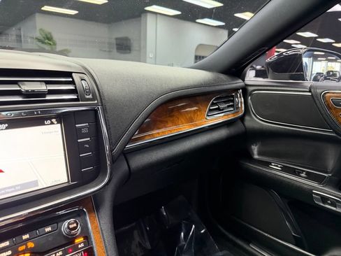 Used 2017 Lincoln Continental Select AWD/4WD image 27