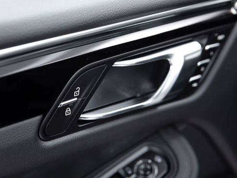 Certified 2026 Porsche Macan AWD/4WD image 25
