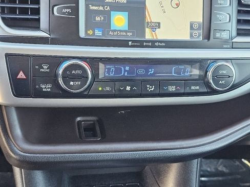 Used 2017 Toyota Highlander XLE FWD image 30