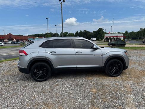 Used 2023 Volkswagen Atlas Cross Sport SE FWD image 2