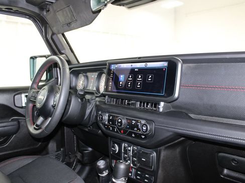 Used 2025 Jeep Wrangler Unlimited Rubicon AWD/4WD image 38