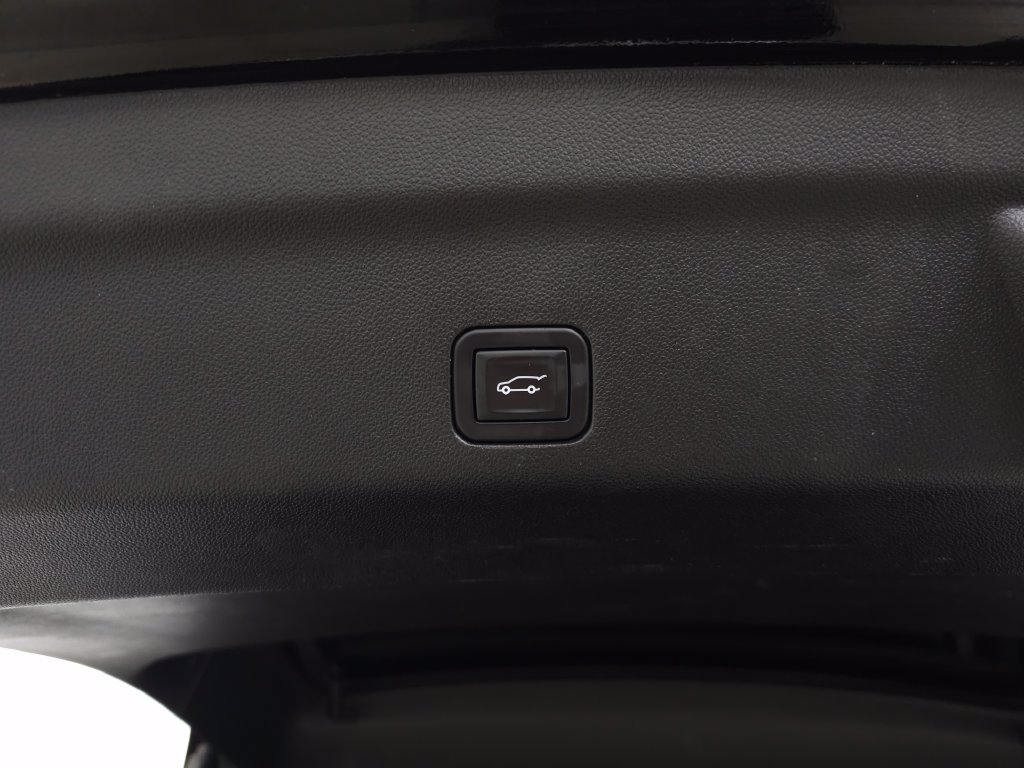 Used 2023 GMC Yukon Denali w/ LPO, Floor Liner Package AWD/4WD image 10