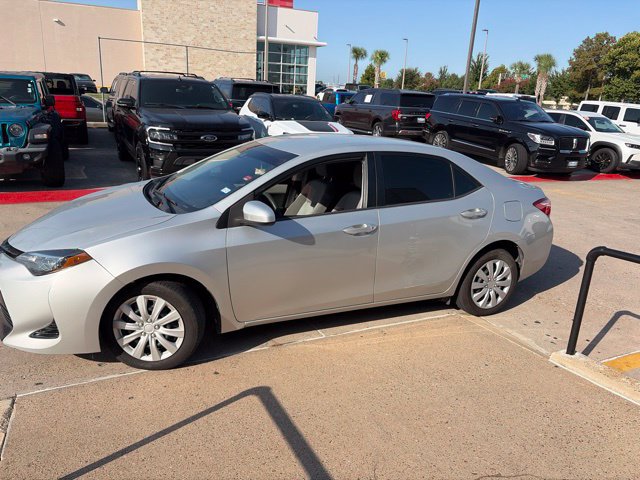 Used 2018 Toyota Corolla LE FWD image 2