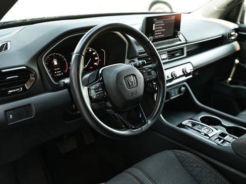 Used 2025 Honda Pilot Sport image 19