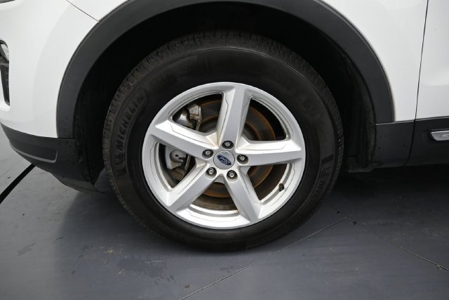Used 2019 Ford Explorer XLT w/ Equipment Group 202A FWD image 9