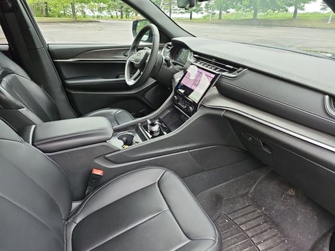 Used 2025 Jeep Grand Cherokee Limited w/ Luxury Tech Group II AWD/4WD image 11
