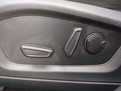 Used 2020 Ford Explorer XLT image 19