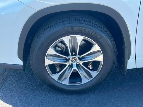 Used 2022 Toyota Highlander XLE AWD/4WD image 7