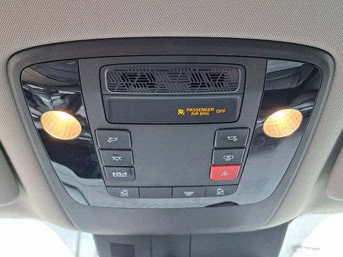 Used 2025 Kia Carnival image 19