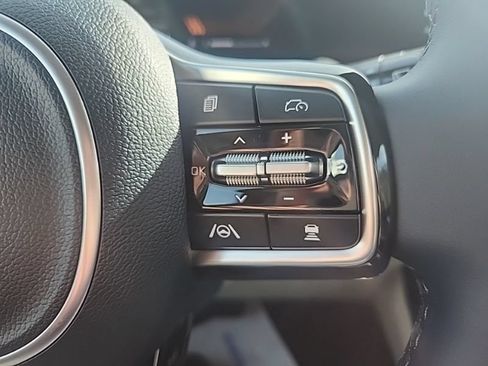 New 2026 Kia Carnival EX FWD image 36