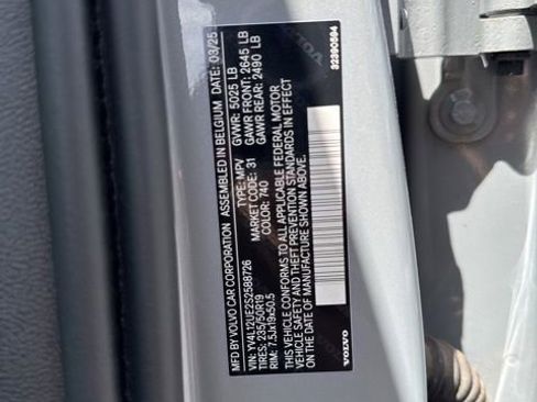 Certified 2025 Volvo XC40 B5 Plus AWD/4WD image 28