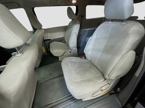 Used 2011 Toyota Sienna FWD image 27