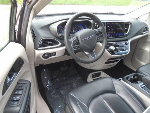 Used 2023 Chrysler Pacifica Touring-L FWD image 14