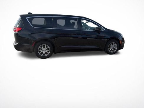 Used 2024 Chrysler Pacifica Touring-L image 8