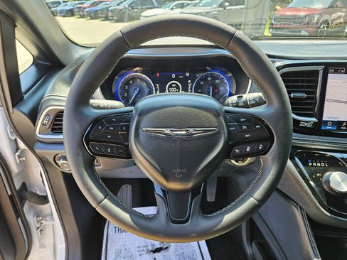 Used 2025 Chrysler Pacifica Limited FWD image 24