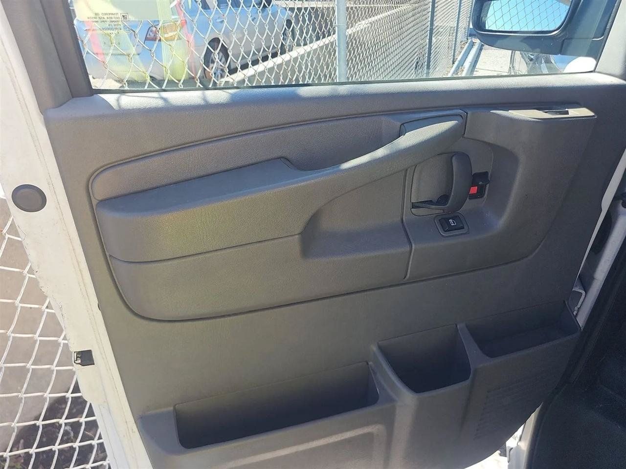 Used 2015 GMC Savana 2500 RWD image 9