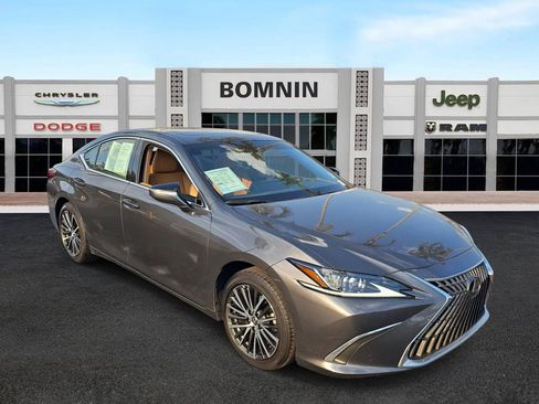 Used 2024 Lexus ES 350 w/ Premium Package image 2