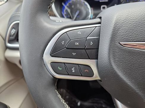 Used 2023 Chrysler Pacifica Limited FWD image 33