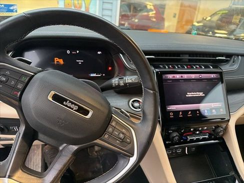 Used 2022 Jeep Grand Cherokee L Limited w/ Luxury Tech Group II AWD/4WD image 5