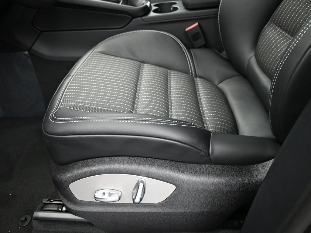 Certified 2026 Porsche Macan Turbo AWD/4WD image 6
