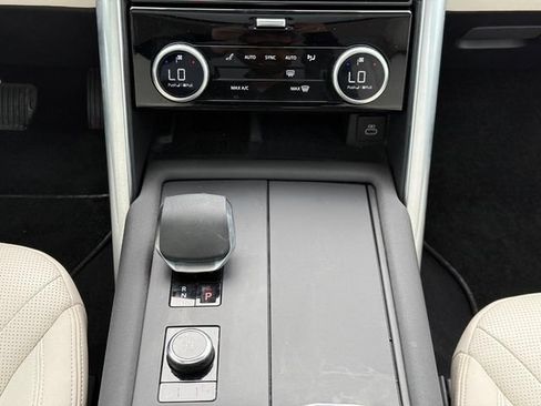 Used 2025 Land Rover Discovery S AWD/4WD image 24
