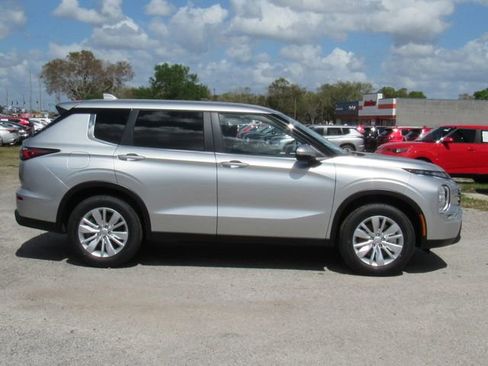 New 2026 Mitsubishi Outlander ES FWD image 2