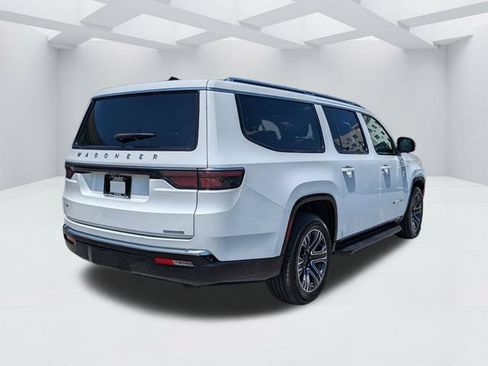 Used 2024 Jeep Wagoneer L Series II w/ Flexible Seating Group AWD/4WD image 5