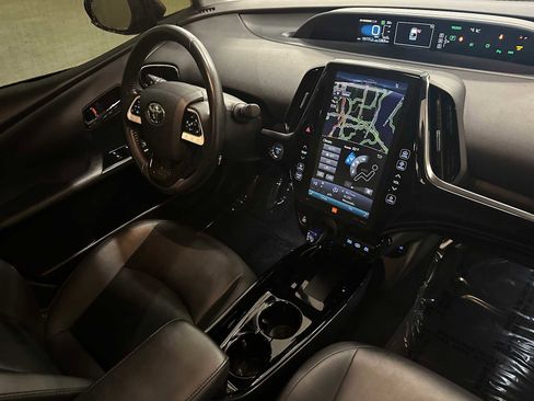 Used 2017 Toyota Prius Prime Advanced image 28