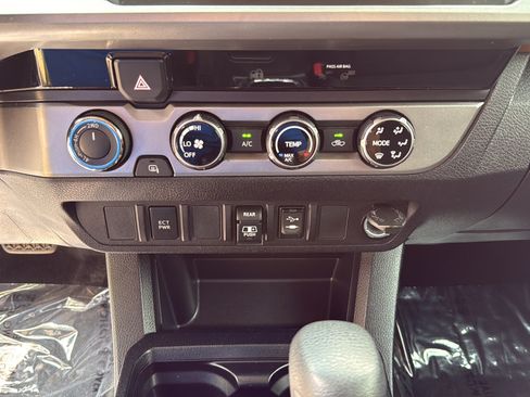 Used 2018 Toyota Tacoma SR5 AWD/4WD image 24