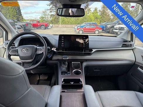 Used 2021 Toyota Sienna XLE FWD image 10