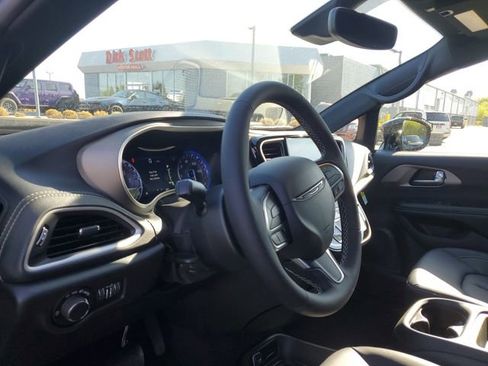 New 2027 Chrysler Pacifica Select AWD/4WD image 12