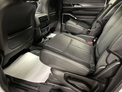 Used 2024 Jeep Wagoneer L Series III w/ Premium Group I image 12