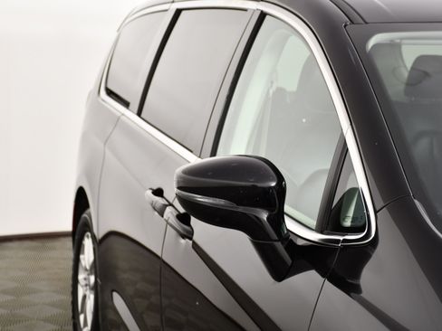 Used 2024 Chrysler Pacifica Touring-L FWD image 14
