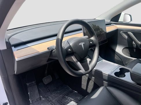 Used 2024 Tesla Model Y Long Range RWD image 9