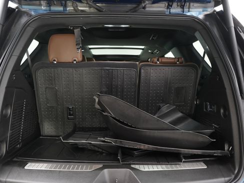 Used 2025 Chevrolet Tahoe High Country AWD/4WD image 9