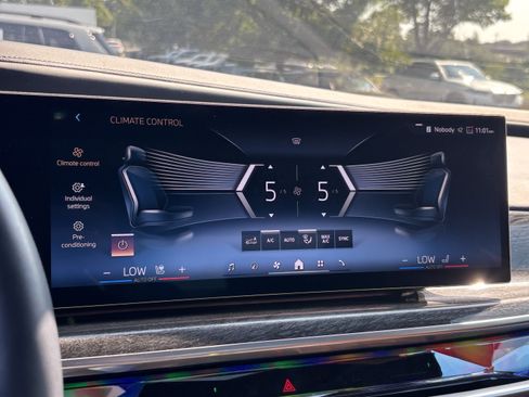 Certified 2023 BMW 760i xDrive w/ Luxury Rear Seating Package AWD/4WD image 23