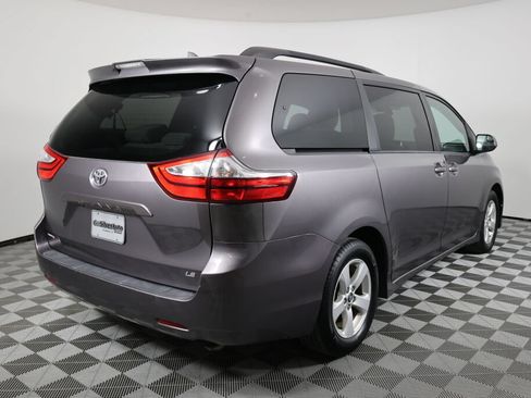 Used 2018 Toyota Sienna LE FWD image 2