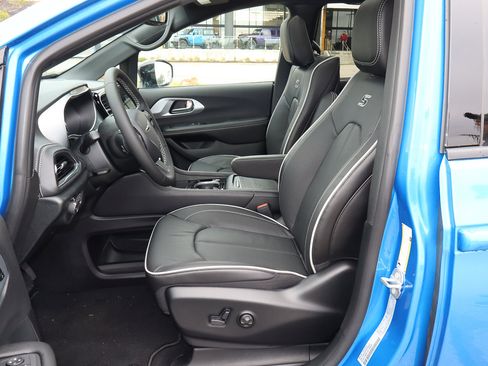 New 2026 Chrysler Pacifica Limited w/ Uconnect Theater Family Group image 14