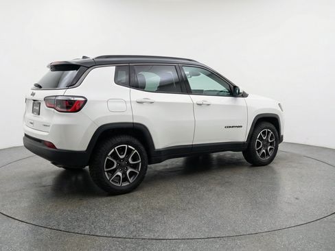 Used 2025 Jeep Compass Trailhawk AWD/4WD image 9