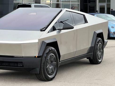 Used 2024 Tesla Cybertruck AWD Crew Cab image 12