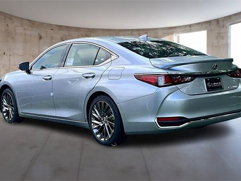 New 2025 Lexus ES 300h w/ Luxury Package image 3