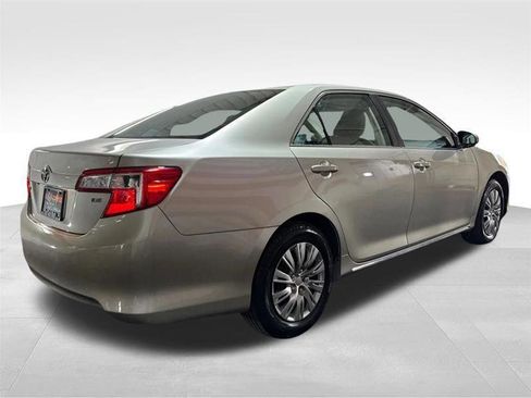 Used 2014 Toyota Camry LE image 5