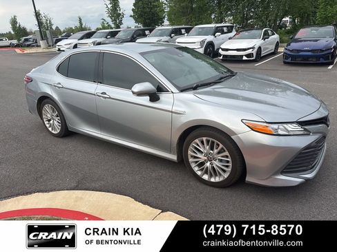 Used 2020 Toyota Camry XLE FWD image 3