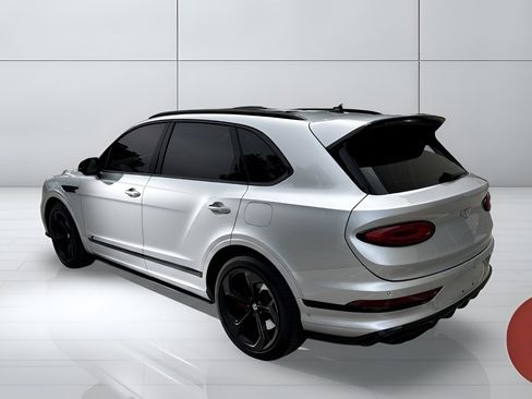 Used 2023 Bentley Bentayga Plug-In Hybrid AWD/4WD image 2