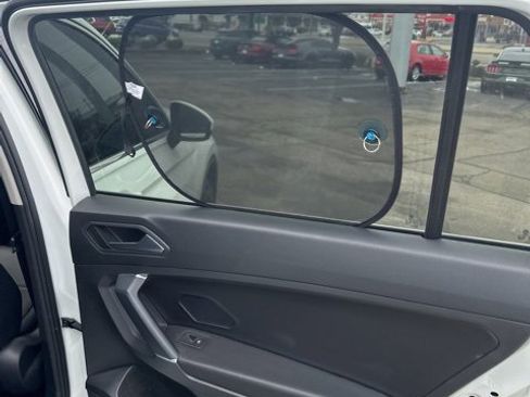 Used 2020 Volkswagen Tiguan SE w/ Panoramic Sunroof Package image 24