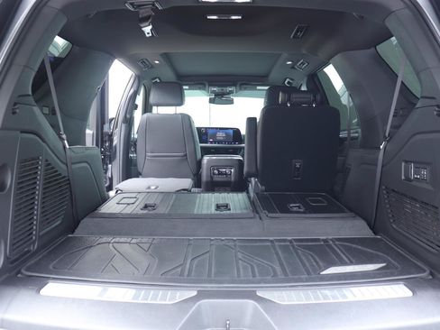 Used 2025 Chevrolet Tahoe Z71 w/ Comfort Package AWD/4WD image 17