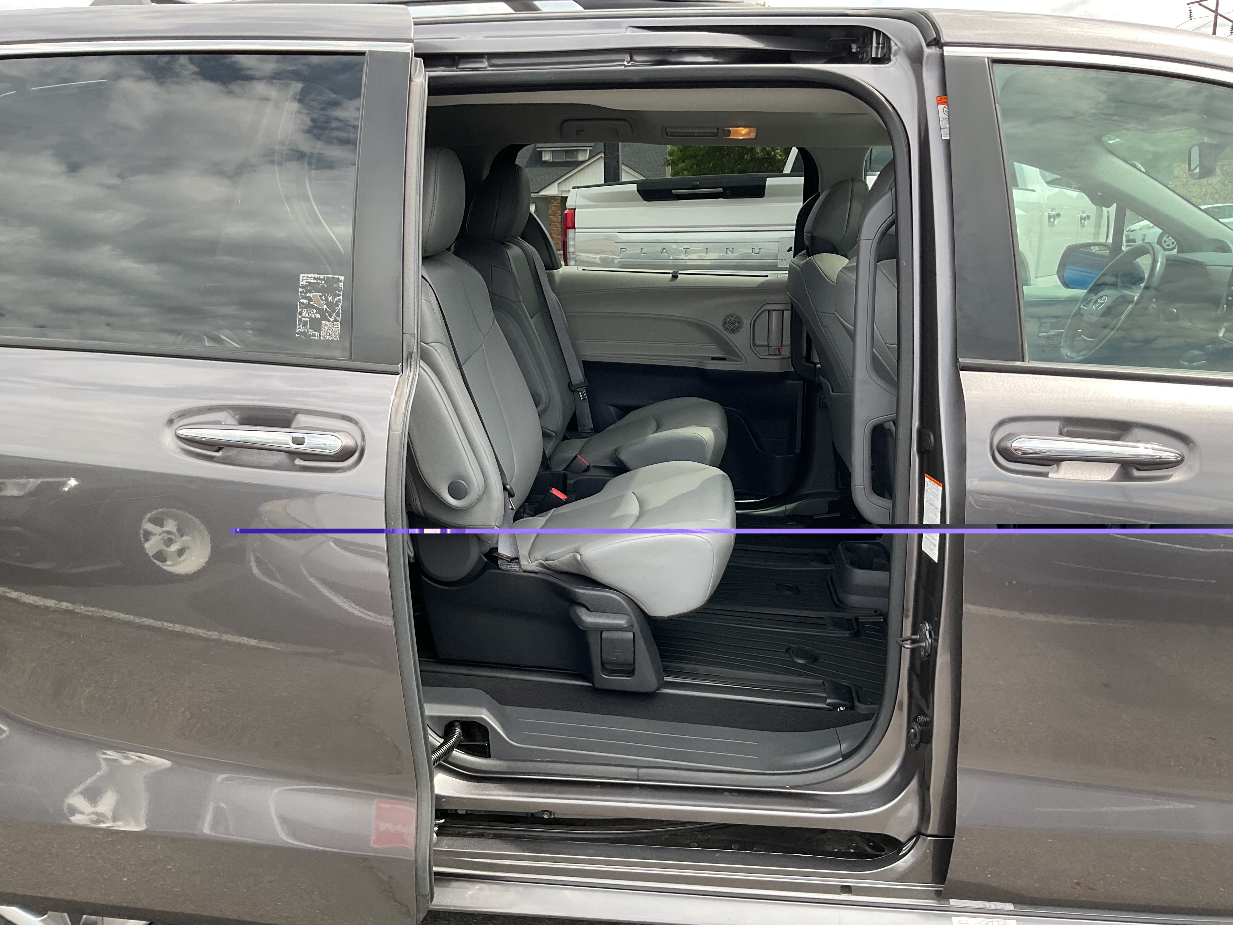 Used 2022 Toyota Sienna XLE w/ XLE Plus Package FWD image 15