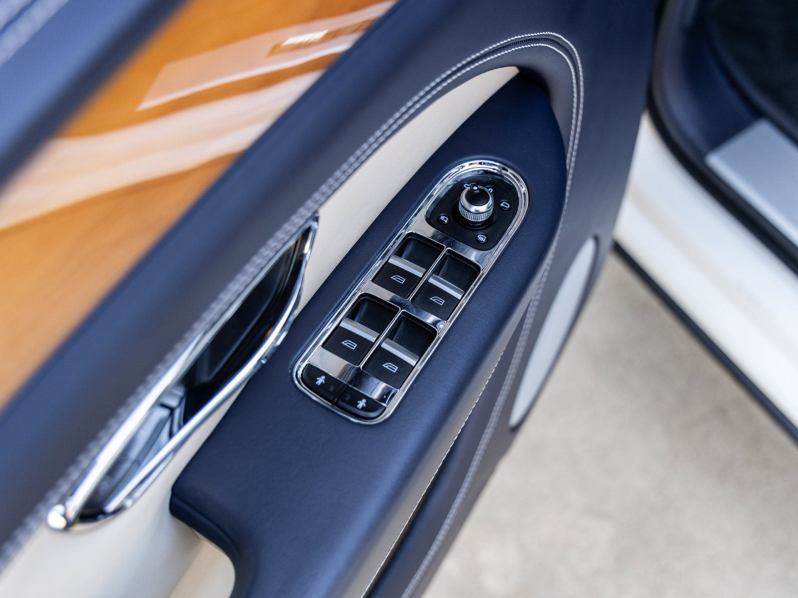 Used 2021 Bentley Bentayga AWD/4WD image 20